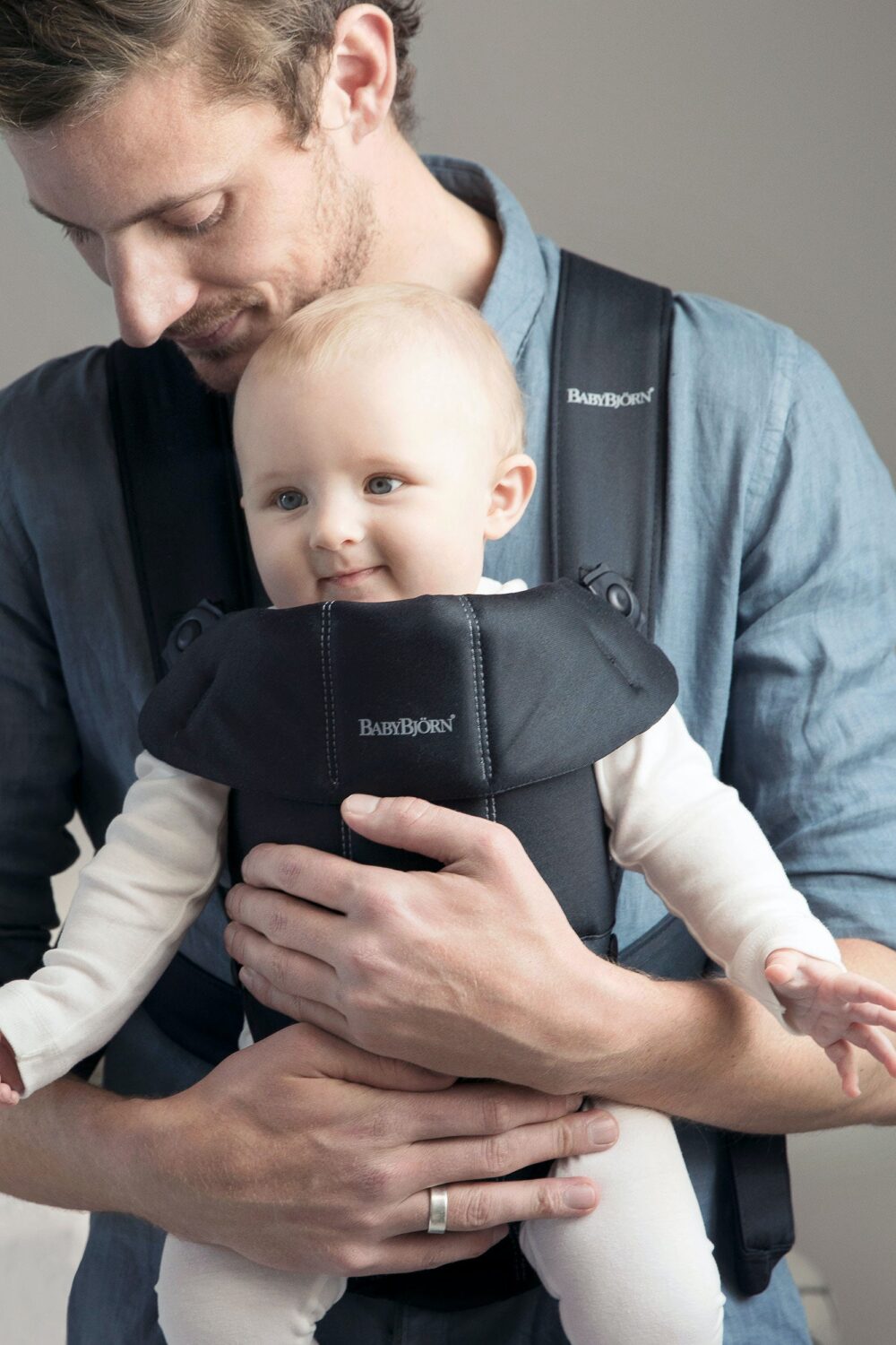 Babybjorn Baby Carrier Mini Satin-woven Cotton Black - Image 2