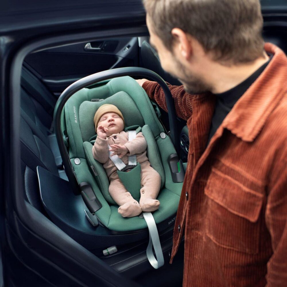 Summer Sale! Maxi Cosi Pebble 360 I-size in Essential Black and Family Fix 360 Isofix Base - Image 2